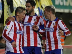 Fernando Torres (i) festeja su gol ante el Villarreal. AFP / J. Jordan