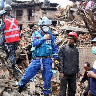 Comienza a llegar ayuda a aldeas remotas de Nepal