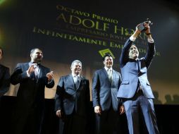 Rodrigo Velázquez Garza, creador de la firma Indeko, al recibir el reconocimiento. EL INFORMADOR / M. Vargas