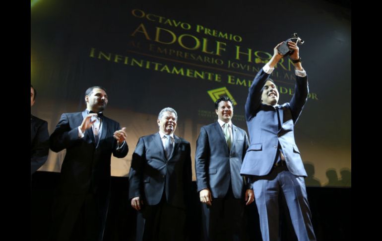 Rodrigo Velázquez Garza, creador de la firma Indeko, al recibir el reconocimiento. EL INFORMADOR / M. Vargas