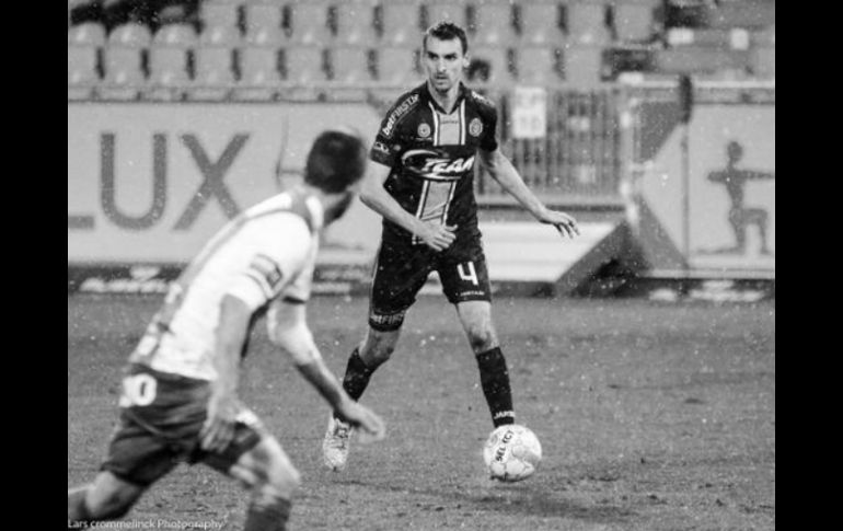 El jugador se desplomó en la cancha el lunes. TWITTER / @KSCLokeren