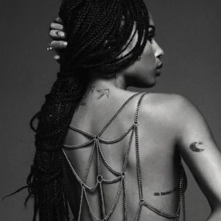 La hija de Lenny Kravitz posa 'topless'