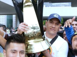 Moi pasea el trofeo de monarca de Concachampions por la Terminal 2 del aeropuerto capitalino. SUN / L. Cortés