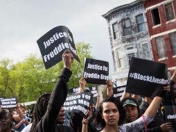 Este jueves, marchan en Baltimore exigiendo justicia por la muerte de Freddie Gray y por un mejor comportamiento de la policía. AFP / A. Burton