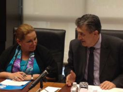 La representante de Unicef, Isabel Crowley, y Luis Raúl González Pérez en la firma del convenio. TWITTER / @CNDH