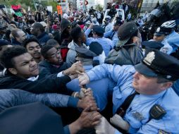 Manifestantes tuvieron un conato de enfrentamiento con los agentes, pero la marcha se desarrolló en forma pacífica. AP / M. Rourke