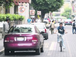 Los espacios de la vía pública son utilizados de manera exclusiva y justificada por particulares. EL INFORMADOR /