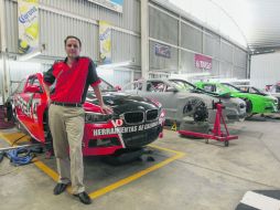 Roberto Fernández posa junto a su coche. En el taller se trabaja para dejar los autos a punto, de cara a la primera fecha del serial. EL INFORMADOR / F. Atilano