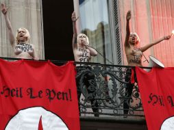 Los incidentes de producen cuando tres mujeres de la Femen salen a los balcones de un hotel con banderas nazis y los pechos pintados. AFP / T. Samson