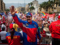 El anuncio del aumento de 30 por ciento al salario mínimo se lleva a cabo durante la marcha en conmemoración al 1 de mayo. EFE / M. Gutierrez