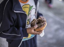 Los padres deben prohibir ciertos alimentos hace que el niño los consuma cuando tiene acceso a ellos. EL INFORMADOR / ARCHIVO