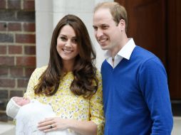 El segundo hijo de la pareja, que recibe el título de princesa de Cambridge, sale en brazos de su madre. EFE / F. Arrizabalaga
