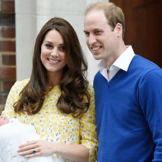 La duquesa de Cambridge y su hija abandonan el hospital