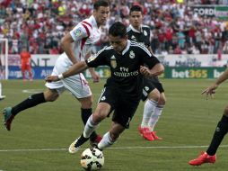 ''Chicharito'' arranca con el equipo merengue en su encuentro con el Sevilla. EFE / J. Muñoz