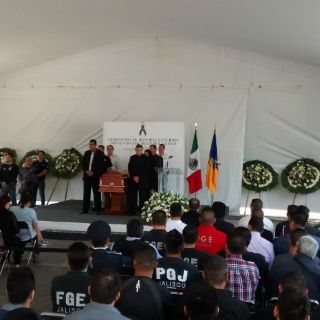 Rinden homenaje a policía caído durante bloqueos