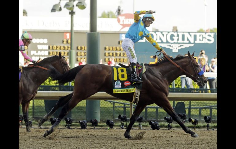 El jinete mexicano, Víctor Espinoza levanta el brazo al cruzar la meta en el Derby de Kentucky. AP / M.Gash