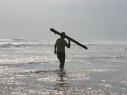 Debido al alto oleaje ocasionado por el fenómeno Mar de Fondo, restaurantes de playa Bonfil bajaron sus ventas. NTX / A. Covarrubias