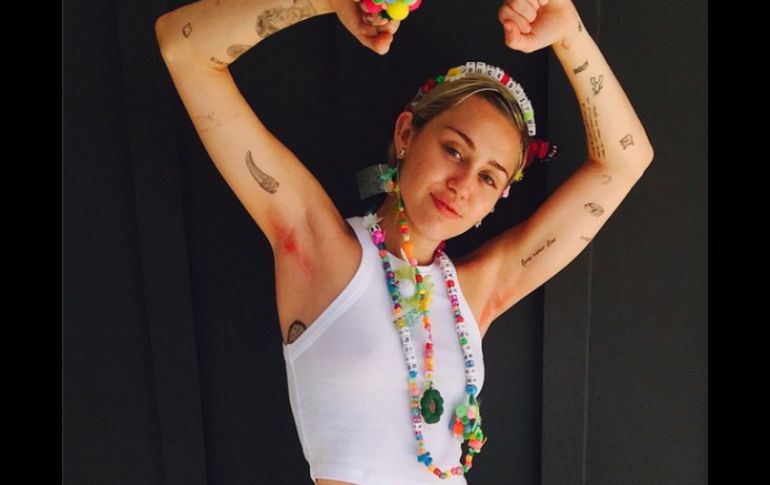 En la imagen se observa que las axilas de la cantante son color rosa. INSTAGRAM / mileycyrus