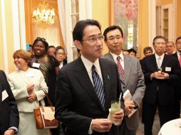 El canciller japonés, Fumio Kishida (c), acompañado del historiador de La Habana Eusebio Leal (i). EFE / A. Ernesto