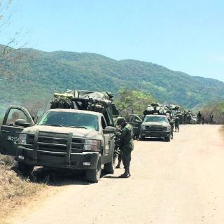 Peritos analizan armas y autos asegurados tras ataque a helicóptero en la Costa Sur