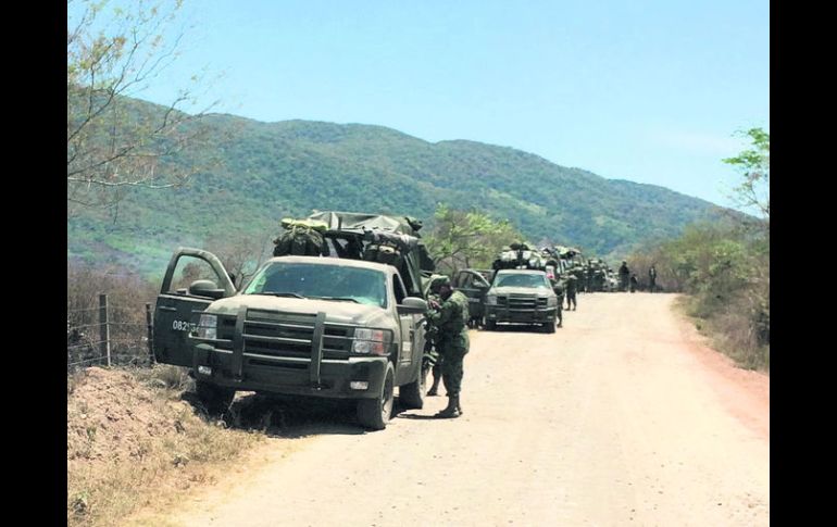 VIGILANCIA. Unos 300 elementos del Ejército resguardan la zona donde fue atacada la aernonave de la Sedena.  /