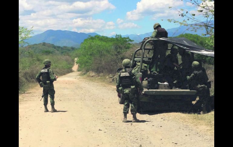 La brecha conocida como el camino a La Villa Vieja es custodiada por militares; a un kilómetro cayó el helicóptero militar Cougar. EL INFORMADOR /