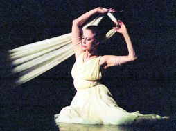 En esta foto del 3 de marzo 1996, Maya Plisetskaya realiza 'Isadora Duncan', en su única presentación en Ucrania. AP /