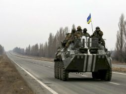 Militares ucranianos circulan en un vehículo militar blindado por una carretera cerca de Donetsk. EFE / ARCHIVO