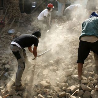 Nepalí de 100 años es rescatado una semana después del terremoto