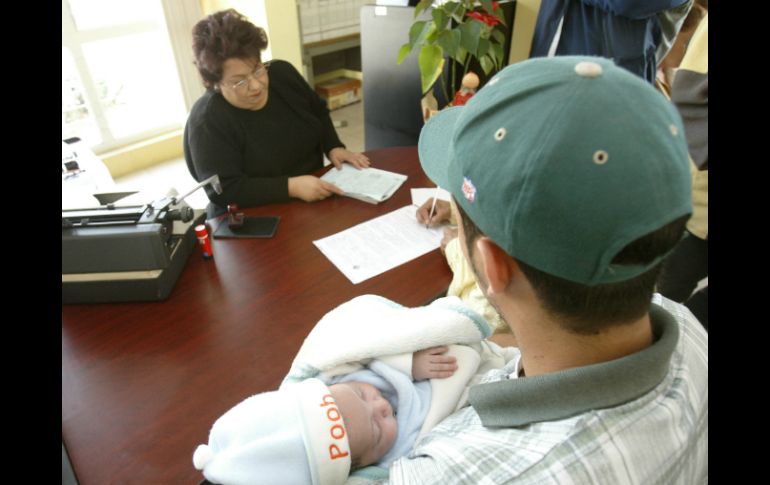 Ahora los mexiquenses podrán elegir si el apellido de la madre será el primero en sus hijos. EL INFORMADOR / ARCHIVO