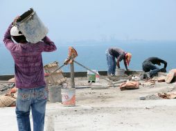 En redes sociales también es tendencia #DíaDelAlbañil. NTX / ARCHIVO