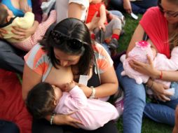 El parto por cesárea produce menor estímulo hormonal de las glándulas mamarias, por lo que representa una barrera para la lactancia. EL INFORMADOR / ARCHIVO