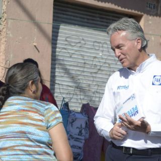 Petersen reitera su compromiso a comerciantes del Mercado Corona