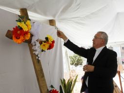 El Cardenal Robles Ortega bendijo una cruz de madera adornada con flores, que luego fue colocada en las obras del Mercado Corona. EL INFORMADOR / A. Camacho