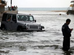 Los elementos apoyan en las labores de limpieza y en el traslado de los bienes de la población afectada. AFP / P. Pardo