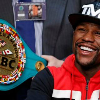 Mayweather recibe su cheque por 100 MDD