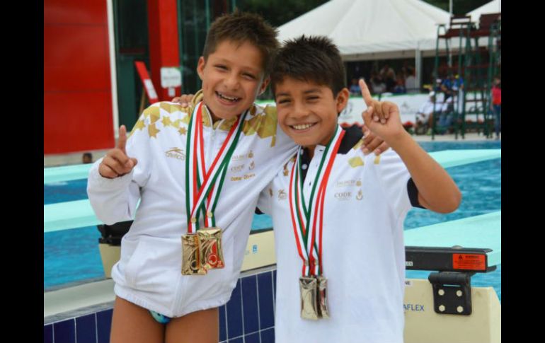 Osmar Olvera (izquierda) celebra con Gael Mestas las dos medallas de oro que logró ayer en clavados. FACEBOOK / code.jalisco