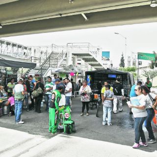 Toleran ambulantaje afuera de Tren Ligero