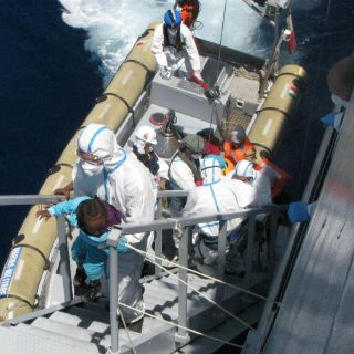 Buques italianos rescatan migrantes; nace bebé en el mar