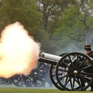 Salvas de cañón celebran el nacimiento de la princesa de Cambridge