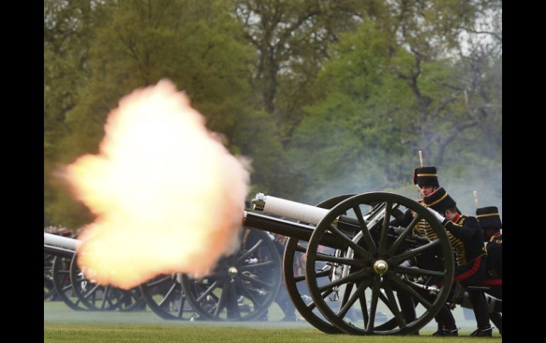 Antes de la salva de las Tropas del Rey, la banda de la Real Artillería interpretó el tema 'Isn't she lovely?' de Stevie Wonder. EFE / A. Raian