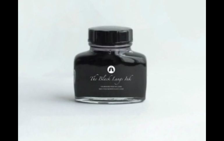 La Facultad de Medicina de la Universidad de Chalalongkorn extrajo una sustancia negra de los pulmones y la convirtió en tinta. ESPECIAL / Vimeo.com