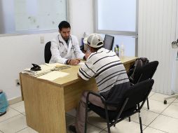 Se recomienda que para controlar el padecimiento se evite el consumo de alcohol y tabaco así como los ayunos prolongados. EL INFORMADOR / ARCHIVO