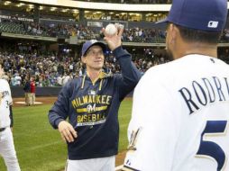 Craig Counsell debuta victorioso, durante su primer juego al mando. TWITTER / @BrewersBeisbol