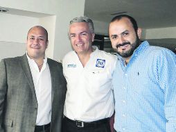 Sonrientes, los candidatos Alfaro, Petersen y Villanueva posaron para la foto. ESPECIAL / NOTISISTEMA