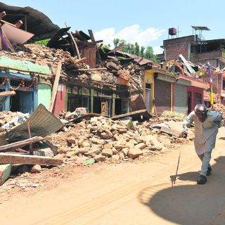 Rescatadas con vida tres nepalíes tras ocho días inmóviles
