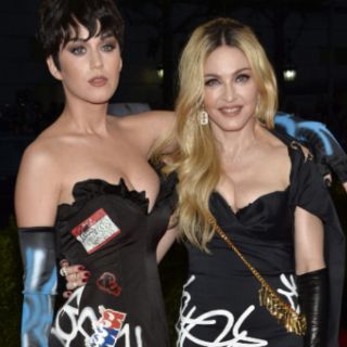 Celebridades desfilan en la alfombra roja del Met