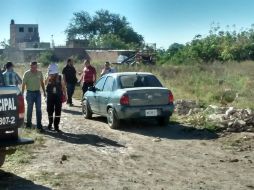 El auto es trasladado en grúa a las instalaciones del Servicio Médico Forense con el cadáver aún dentro. EL INFORMADOR /