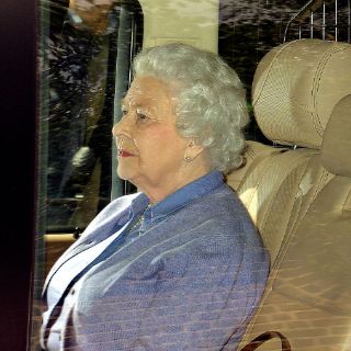 Isabel II visita a su bisnieta Carlota