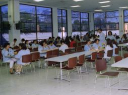 Algunas normas son no derramar comida sobre uno mismo, no hablar con la boca llena y no sorber ni escupir en el plato. EL INFORMADOR / ARCHIVO